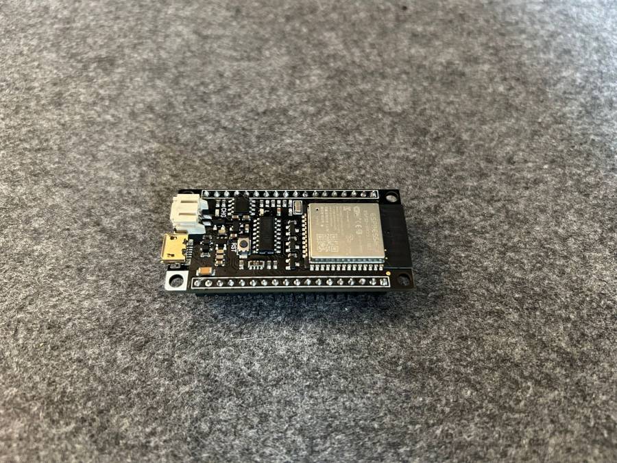 esp32_iot_microcontroller.jpeg esp32_iot_microcontroller.jpeg