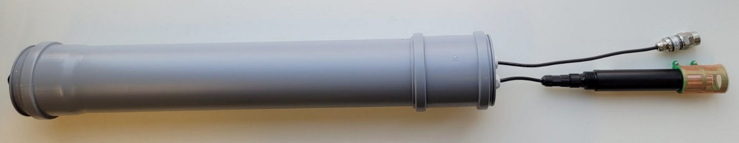 Sideview of the fully constructed prototype. The Housing is fully assembled with the previously shown hardware safely concealed inside, with only the Pressure and DO Sensor on the outside. Additionally, the copper mesh is fixed onto the DO Sensor. Sideview of the fully constructed prototype. The Housing is fully assembled with the previously shown hardware safely concealed inside, with only the Pressure and DO Sensor on the outside. Additionally, the copper mesh is fixed onto the DO Sensor.